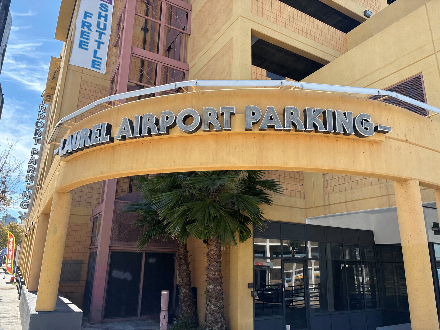 Laurel Airport Parking entrance signage